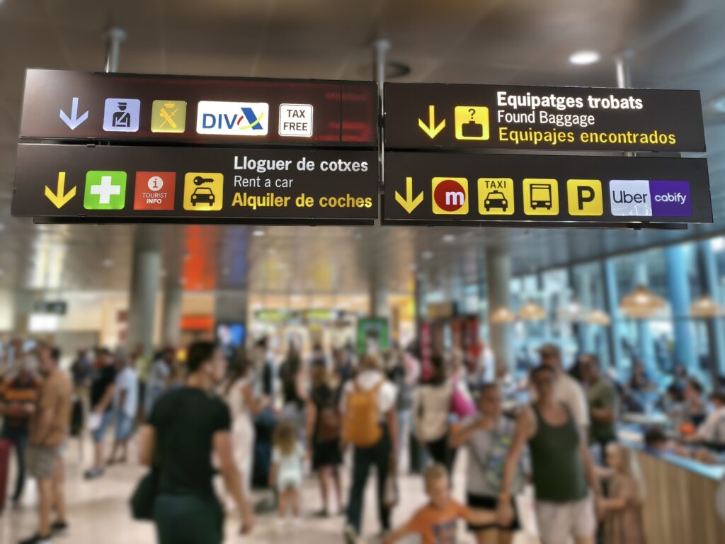 Panel informativo general tras salir de la zona de llegadas - Aeropuerto de Valencia