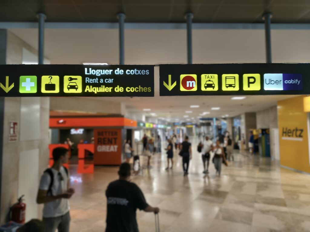 Panel informativo transportes / movilidad en la terminal pública de llegadas - Aeropuerto de Valencia
