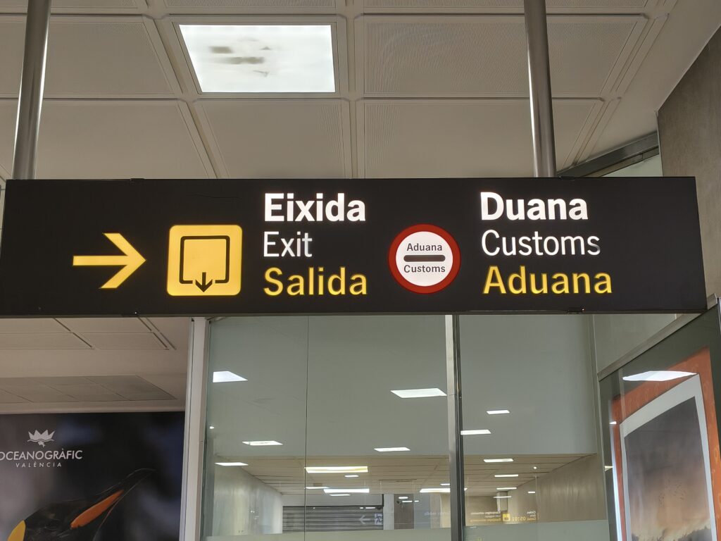Panel informativo de salida desde la zona de llegadas - Aeropuerto de Valencia
