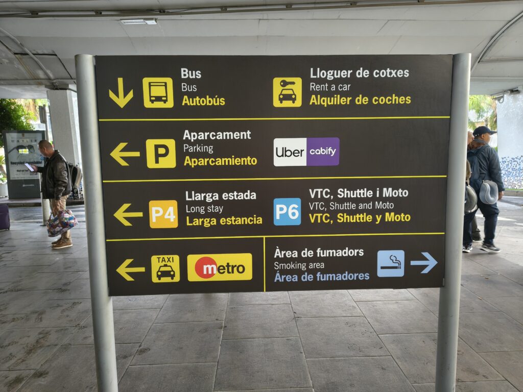 Panel informativo en el exterior de la terminal - Aeropuerto de Valencia