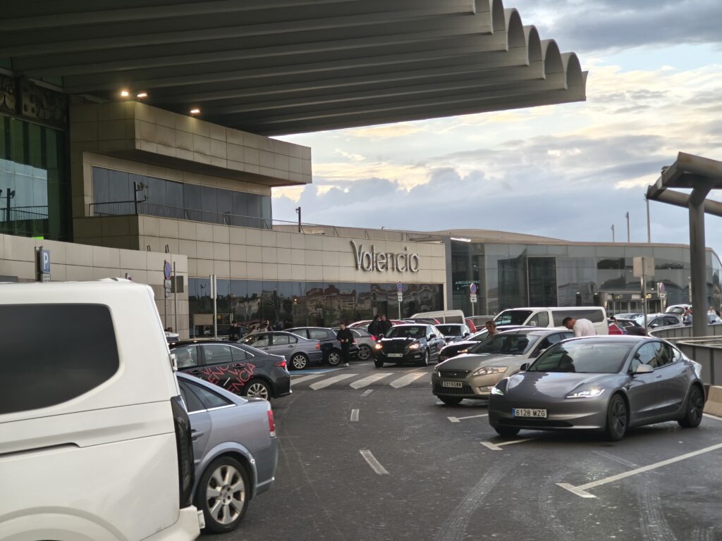 Vehículos zona salidas - Aeropuerto de Valencia
