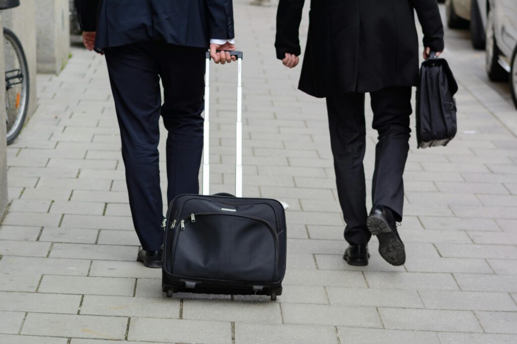 Personas andando con maleta de viaje por una calle - Aeropuerto de Valencia (aeropuerto-valencia.eu)